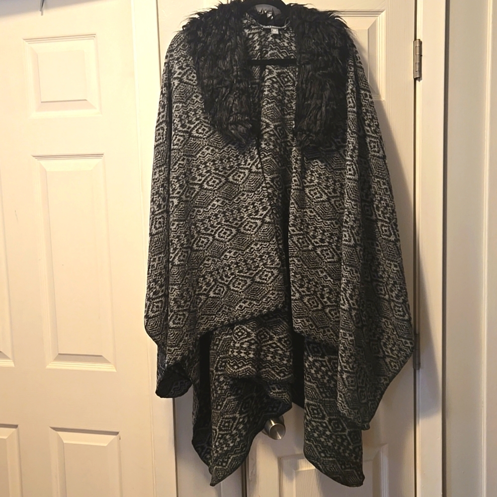 Kate And Mallory Open Front Batwing Cape Faux Fur Collar  🩶  PRE LOVED
